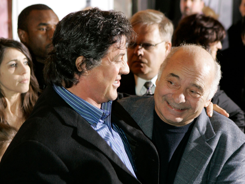 Sylvester Stallone (l) umarmt Burt Young (2006). - Foto: Matt Rourke/AP/dpa