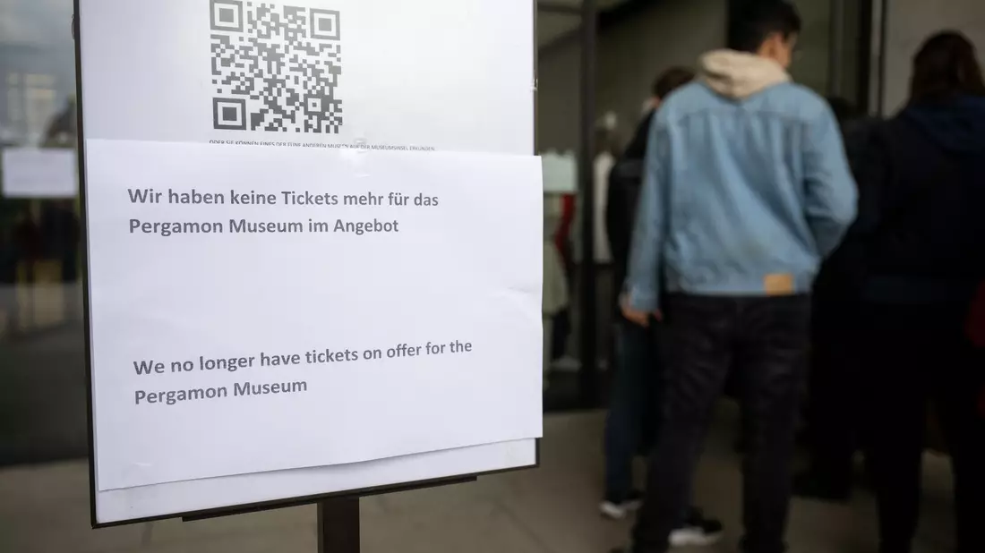 «Wir haben keine Tickets mehr für das Pergamon Museum im Angebot»: Ab 23. Oktober sind die Türen des Museums für einige Jahre ganz zu. - Bild: Sebastian Christoph Gollnow/dpa