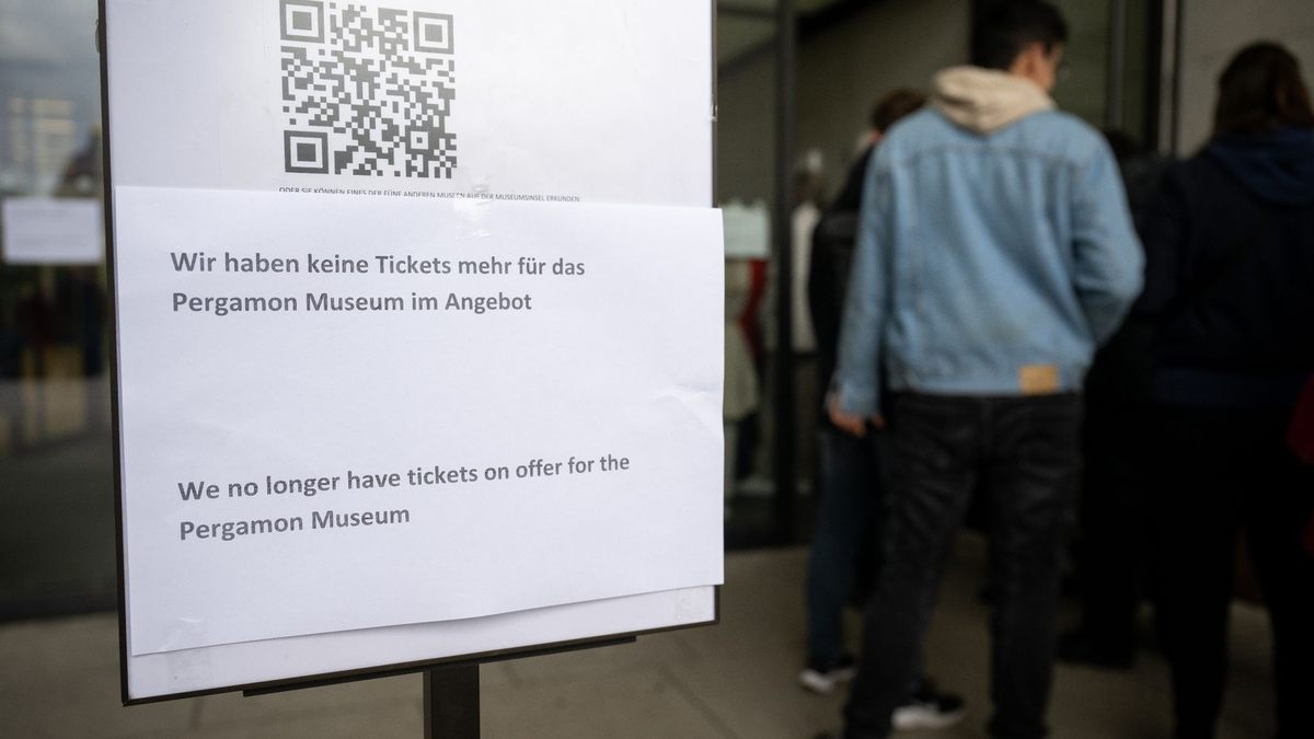 «Wir haben keine Tickets mehr für das Pergamon Museum im Angebot»: Ab 23. Oktober sind die Türen des Museums für einige Jahre ganz zu. - Foto: Sebastian Christoph Gollnow/dpa