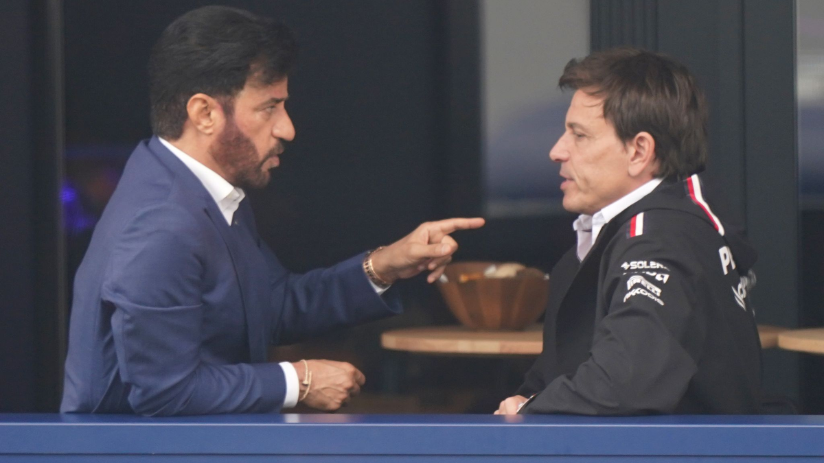 Ernste Blicke: Fia-Boss Mohammed ben Sulayem (l) Mercedes-Motorsportchef bei Toto Wolff. - Foto: Tim Goode/PA Wire/dpa