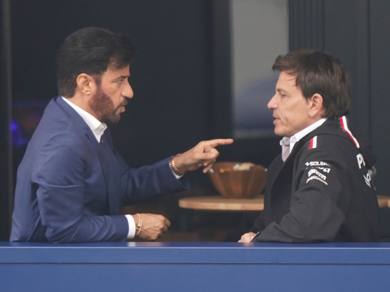 Ernste Blicke: Fia-Boss Mohammed ben Sulayem (l) Mercedes-Motorsportchef bei Toto Wolff. - Foto: Tim Goode/PA Wire/dpa