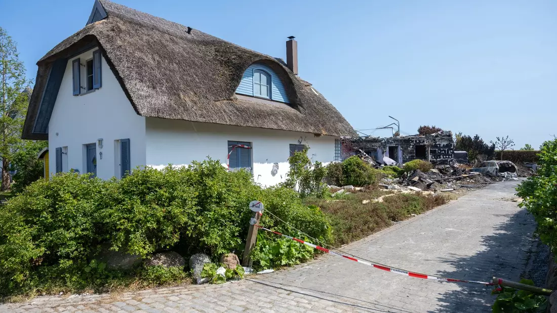 Blick auf die Unglücksstelle: Im Norden der Insel Rügen kam es zu einer Gasexplosion. - Bild: Stefan Sauer/dpa