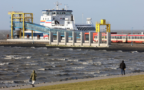Spaziergänger sind bei stürmischem Wetter am Hafen von Dagebüll unterwegs. (Archivbild) - Foto: Bodo Marks/dpa
