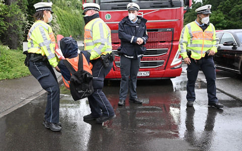 Polizisten tragen einen Demonstranten der Aktivistengruppierung Letzte Generation weg. - Foto: Bernd Weißbrod/dpa