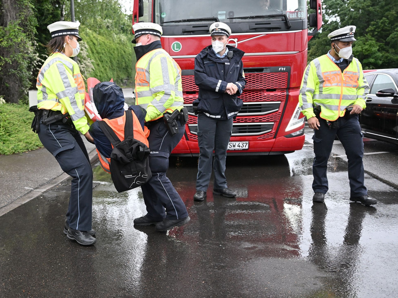 Polizisten tragen einen Demonstranten der Aktivistengruppierung Letzte Generation weg. - Foto: Bernd Weißbrod/dpa