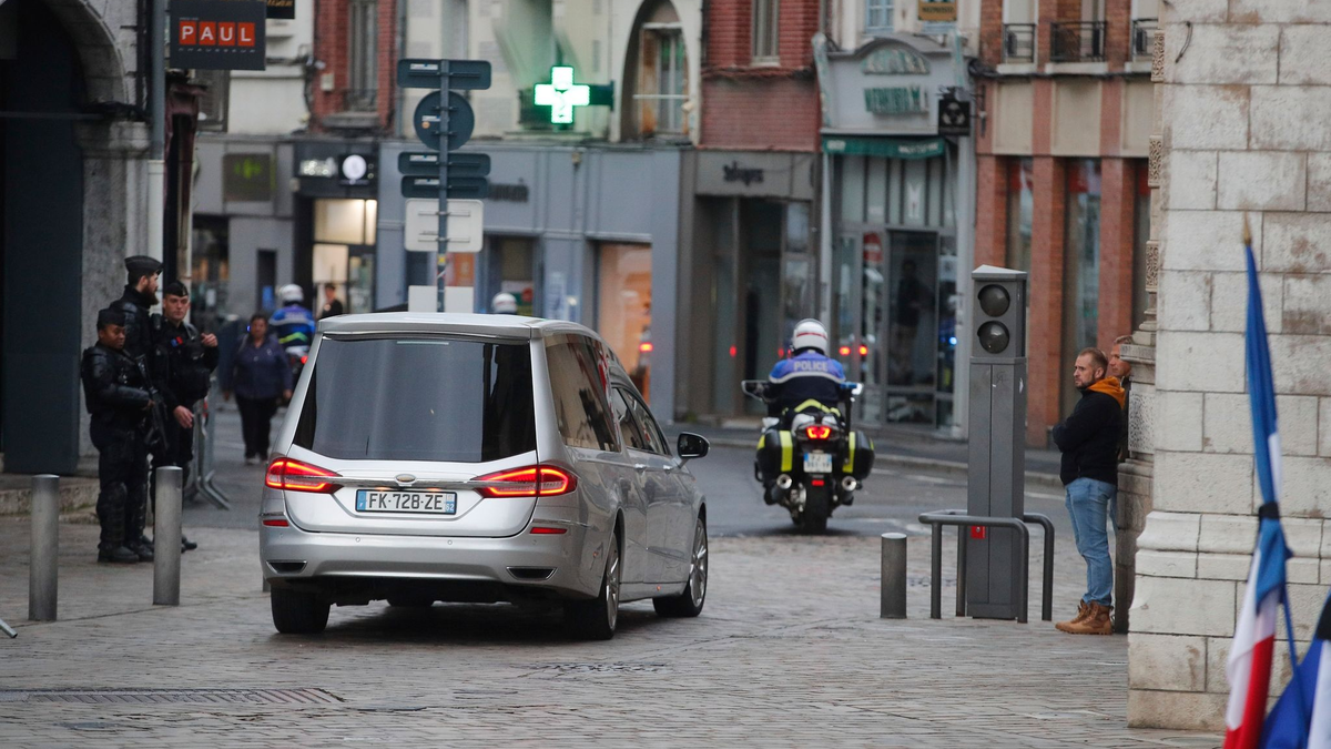 Der Leichenwagen mit dem Sarg des getöteten französischen Lehrers folgt einer Polizeieskorte. - Foto: Michel Spingler/AP /dpa