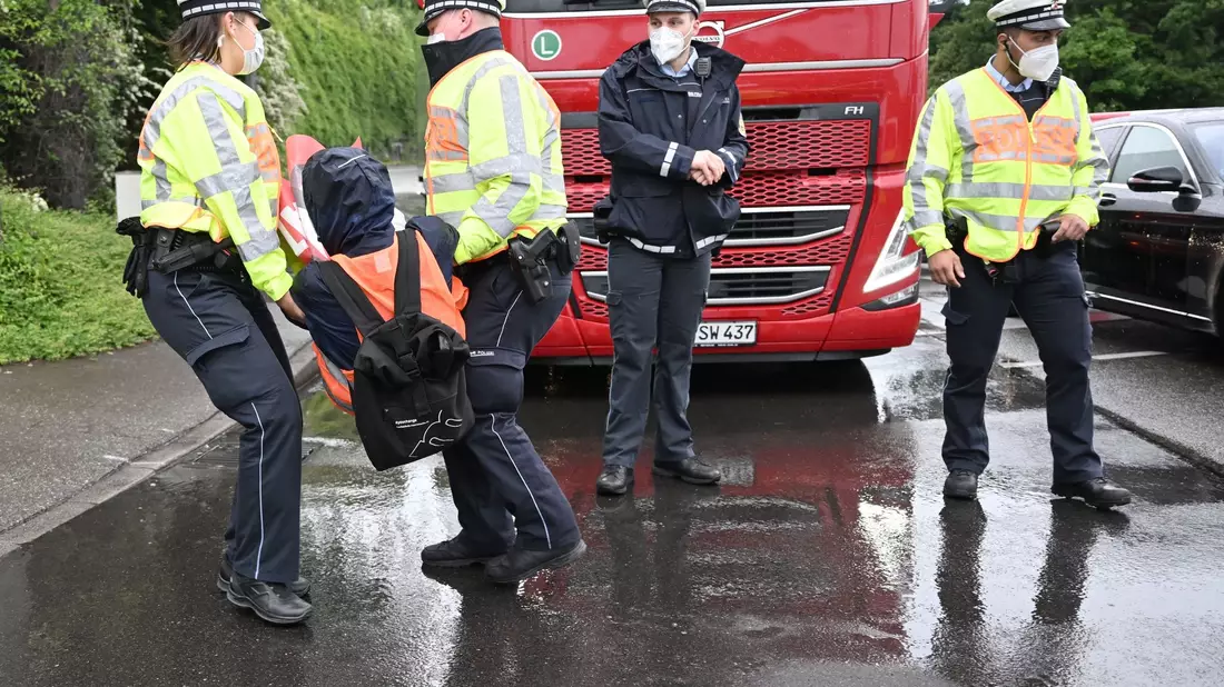 Polizisten tragen einen Demonstranten der Aktivistengruppierung Letzte Generation weg. - Bild: Bernd Weißbrod/dpa