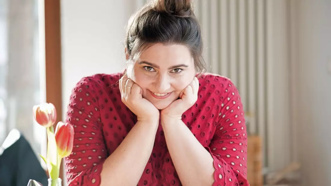 Die Autorin Kathinka Engel ist auf Tiktok aktiv. - Bild: Diane von Schoen/Kathinka Engel/dpa