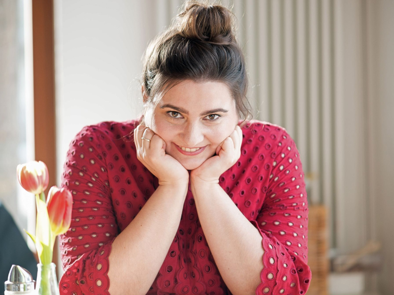 Die Autorin Kathinka Engel ist auf Tiktok aktiv. - Foto: Diane von Schoen/Kathinka Engel/dpa