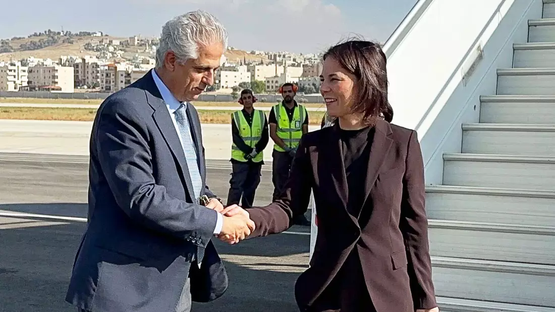 Außenministerin Baerbock bei ihrer Ankunft am Flughafen der jordanischen Hauptstadt Amman. - Bild: Jörg Blank/dpa