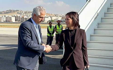 Außenministerin Baerbock bei ihrer Ankunft am Flughafen der jordanischen Hauptstadt Amman. - Foto: Jörg Blank/dpa
