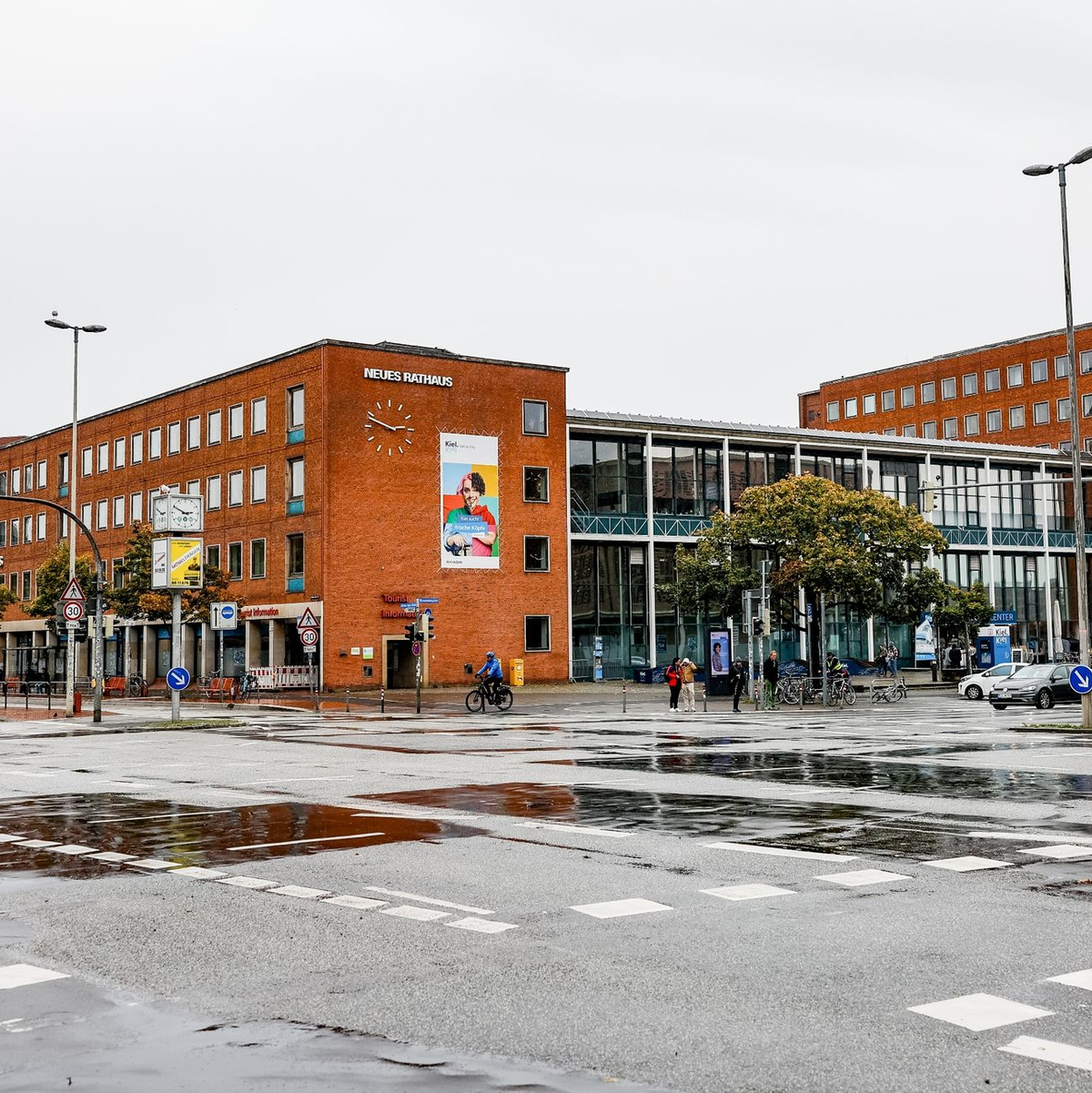 Vor dem Neuen Kieler Rathaus ereignete sich ein schwerer Unfall - eine junge Frau kam dabei ums Leben. - Foto: Axel Heimken/dpa