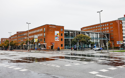 Vor dem Neuen Kieler Rathaus ereignete sich ein schwerer Unfall - eine junge Frau kam dabei ums Leben. - Foto: Axel Heimken/dpa