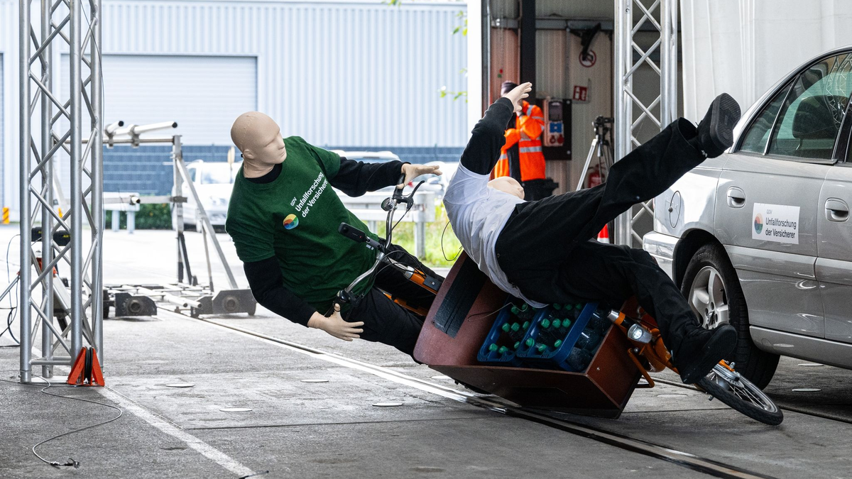 Bei einem Crashtest stoßen ein Lastenfahrrad und ein Fußgänger zusammen. - Foto: Guido Kirchner/dpa