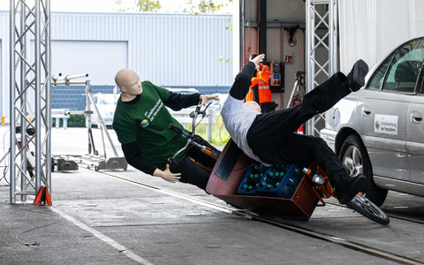 Bei einem Crashtest stoßen ein Lastenfahrrad und ein Fußgänger zusammen. - Foto: Guido Kirchner/dpa