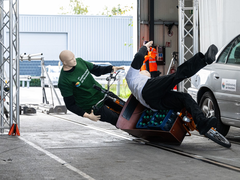 Bei einem Crashtest stoßen ein Lastenfahrrad und ein Fußgänger zusammen. - Foto: Guido Kirchner/dpa