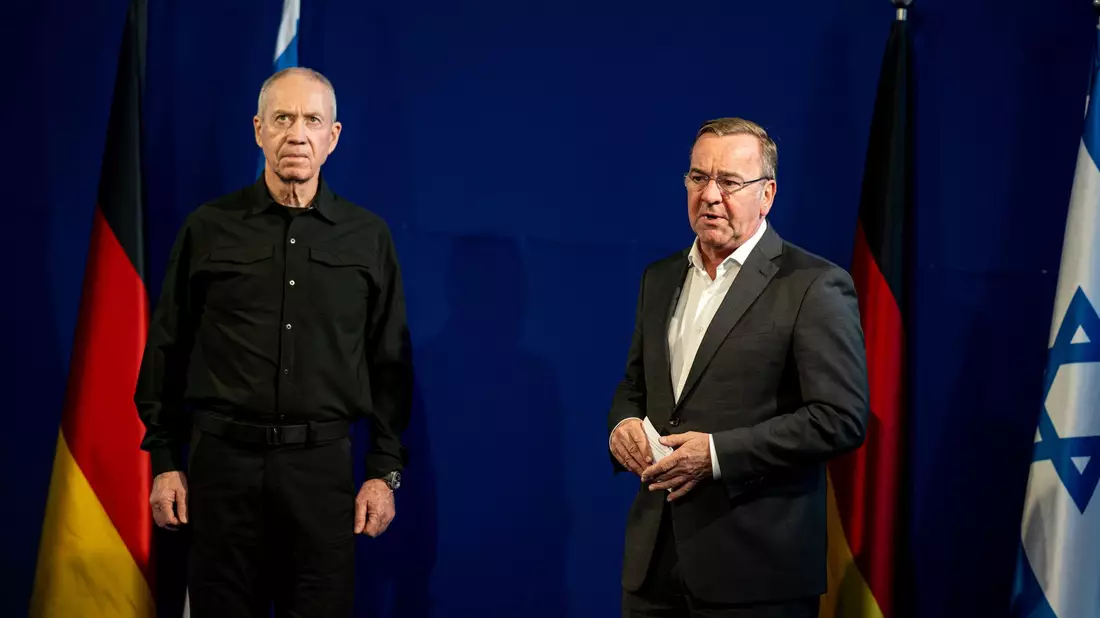 Verteidigungminister Boris Pistorius mit seinem israelischen Amtskollegen Joav Galant in Tel Aviv. - Bild: Fabian Sommer/dpa