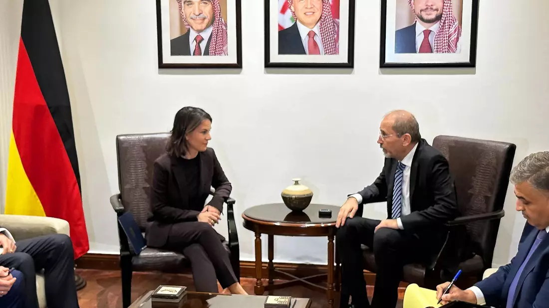 Außenministerin Annalena Baerbock zusammen mit ihrem jordanischen Amtskollegen Aiman al-Safadi in Amman. - Bild: Jörg Blank/dpa