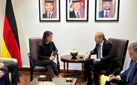 AuĂenministerin Annalena Baerbock zusammen mit ihrem ukrainischen Amtskollegen Dmytro Kuleba am GrenzĂŒbergang Palanca in Moldau. - Foto: Jörg Blank/dpa AuĂenministerin Annalena Baerbock zusammen mit ihrem ukrainischen Amtskollegen Dmytro Kuleba am GrenzĂŒbergang Palanca in Moldau. - Foto: Jörg Blank/dpa