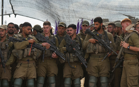 Israelische Soldaten hören dem israelischen Verteidigungsminister Gallant während dessen Truppenbesuchs zu. - Foto: Tsafrir Abayov/AP/dpa