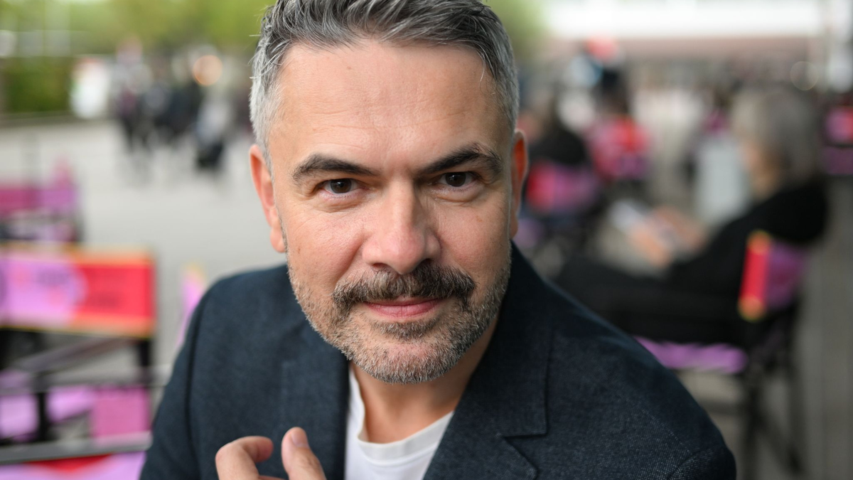 Holger Volland, Autor und KI-Experte, stellt die Chancen, aber auch Risiken von KI heraus. - Foto: Arne Dedert/dpa