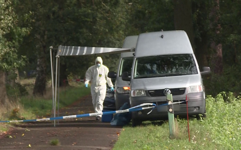 Mitarbeiter der Spurensicherung in dem Waldstück bei Fuhrberg. - Foto: -/dpa