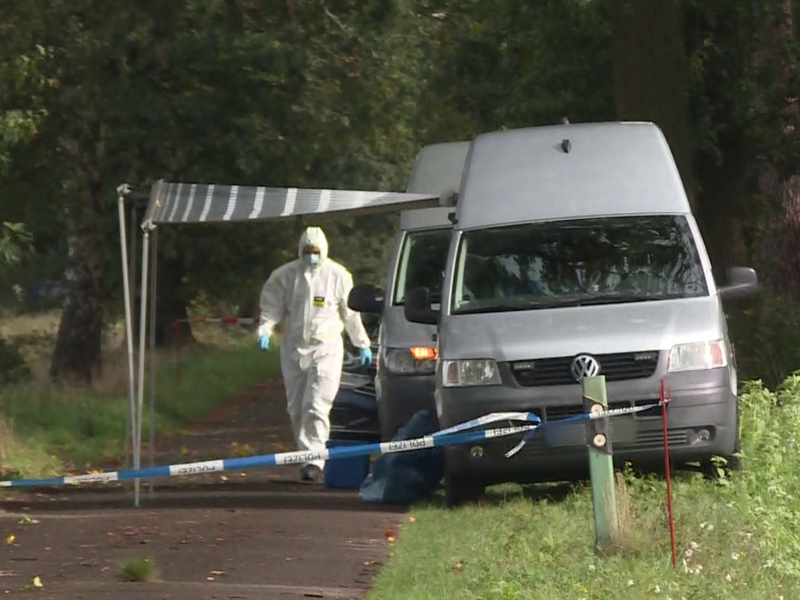 Mitarbeiter der Spurensicherung in dem Waldstück bei Fuhrberg. - Foto: -/dpa