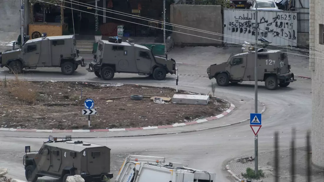 Fahrzeuge des israelischen Militärs in Nur Shams. Hier haben israelische Soldaten eine Razzia durchgeführt. - Bild: Majdi Mohammed/AP/dpa