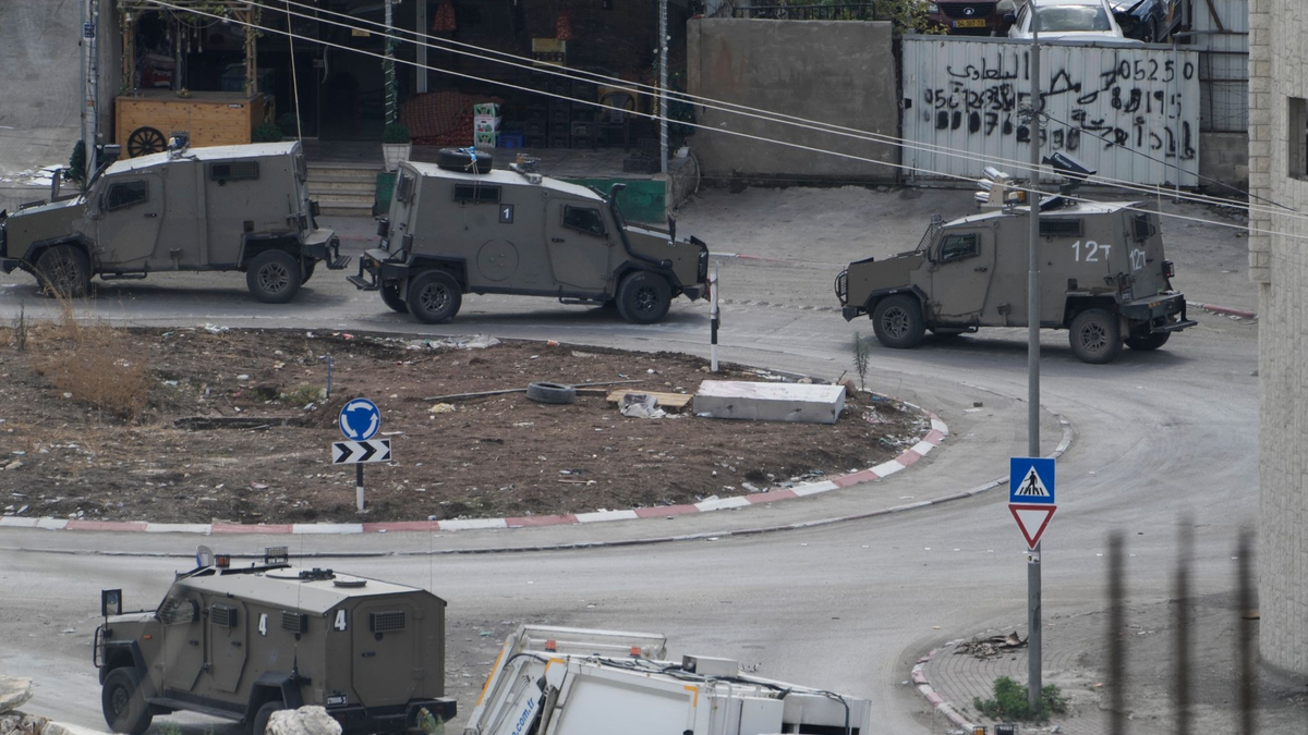 Fahrzeuge des israelischen Militärs in Nur Shams. Hier haben israelische Soldaten eine Razzia durchgeführt. - Foto: Majdi Mohammed/AP/dpa