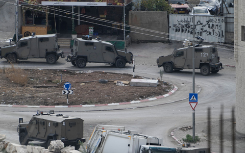 Fahrzeuge des israelischen Militärs in Nur Shams. Hier haben israelische Soldaten eine Razzia durchgeführt. - Foto: Majdi Mohammed/AP/dpa