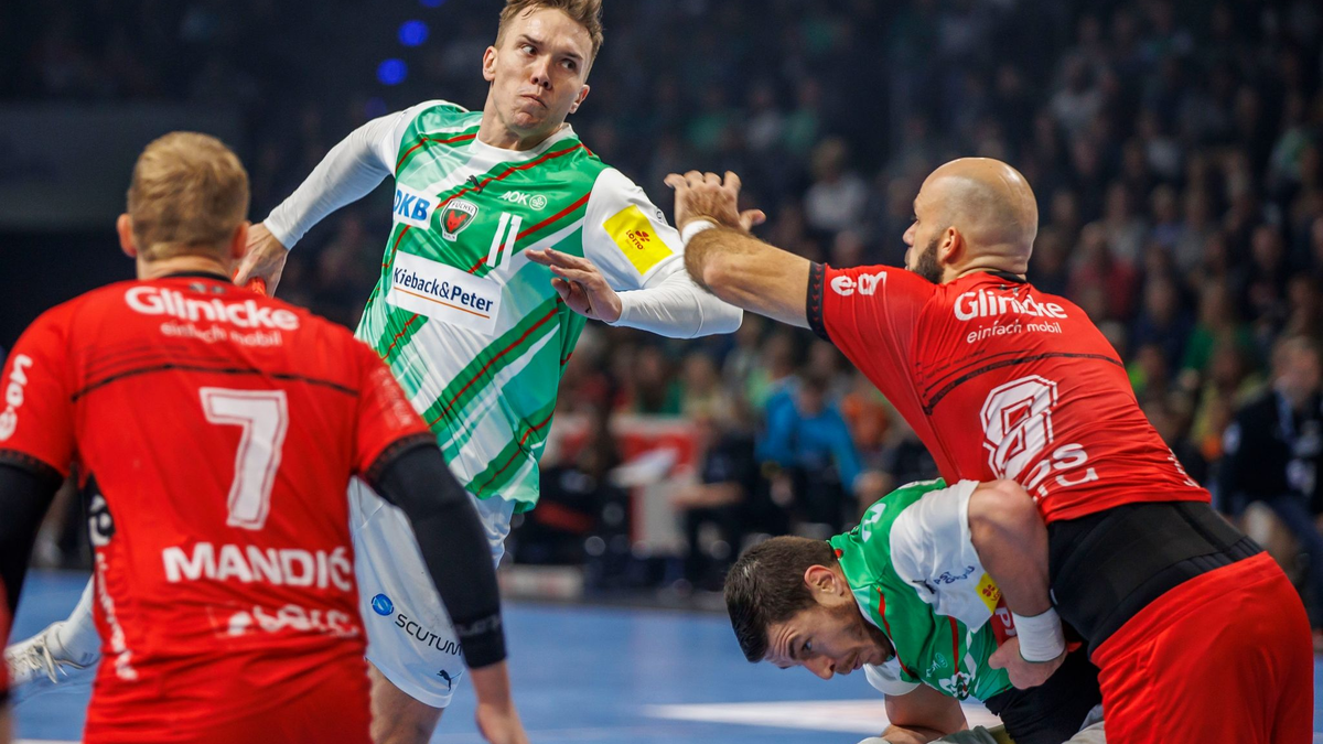 Lasse Andersson (2.v.l) war beim Sieg gegen Melsungen mit elf Toren der beste Werfer der Füchse. - Foto: Andreas Gora/dpa
