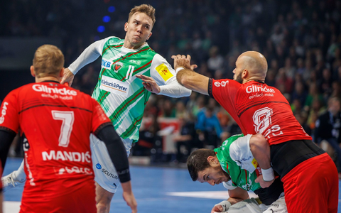 Lasse Andersson (2.v.l) war beim Sieg gegen Melsungen mit elf Toren der beste Werfer der Füchse. - Foto: Andreas Gora/dpa