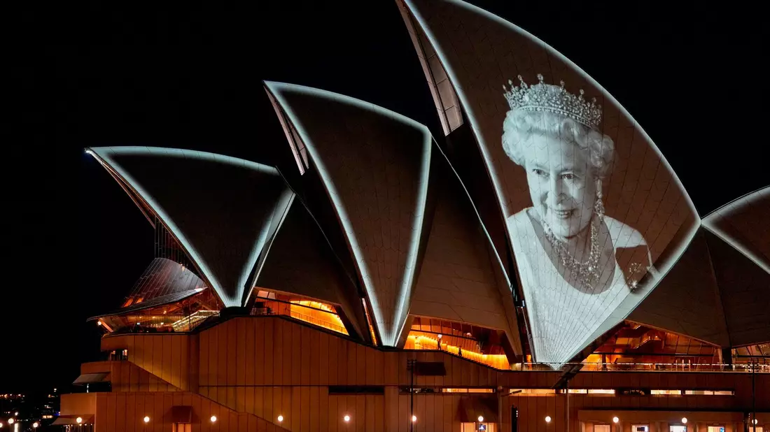 Nach dem Tod von Königin Elizabeth II. wurde ihr Porträt auf das Opernhaus projiziert. - Bild: Mark Baker/AP/dpa