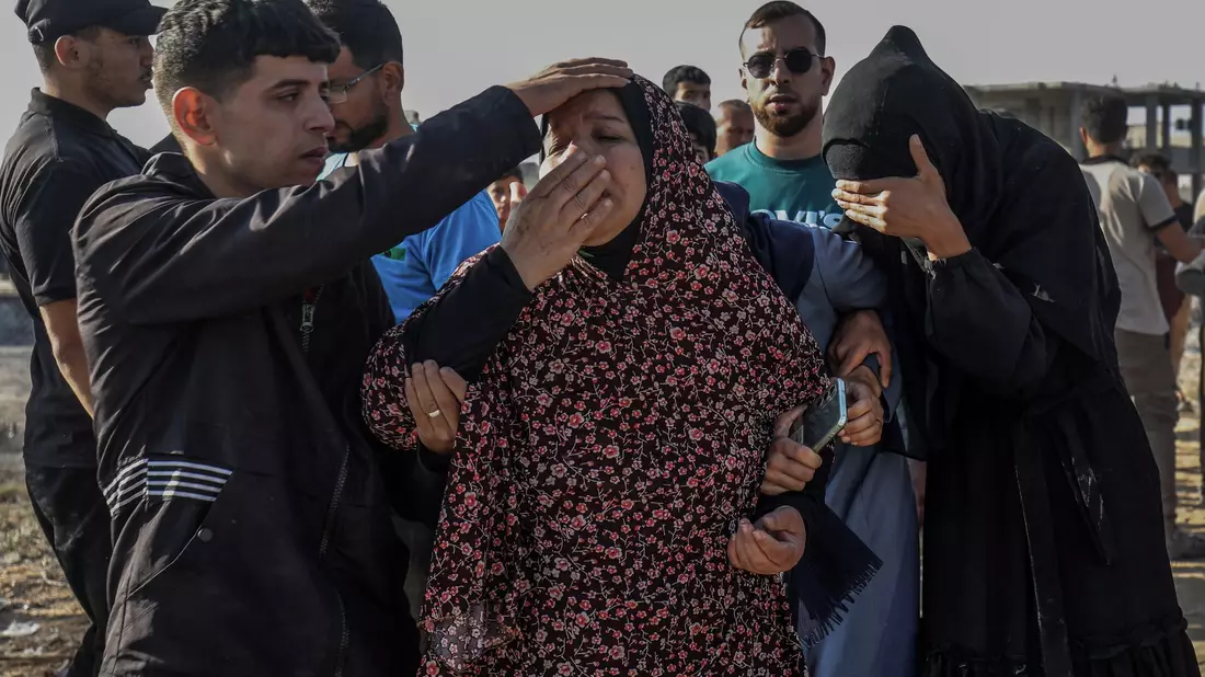 Lastwagen bringen dringend benötigte Hilfsgüter.  - Bild: Abed Rahim Khatib/dpa