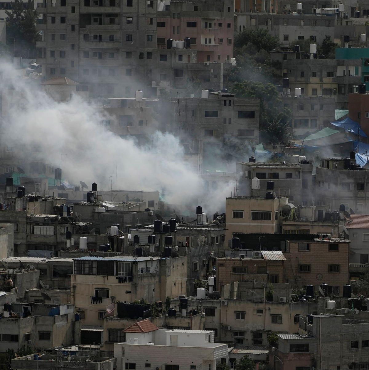 Rauch steigt während eines israelischen Militärangriffs auf Nur Schams im Westjordanland auf. - Foto: Majdi Mohammed/AP