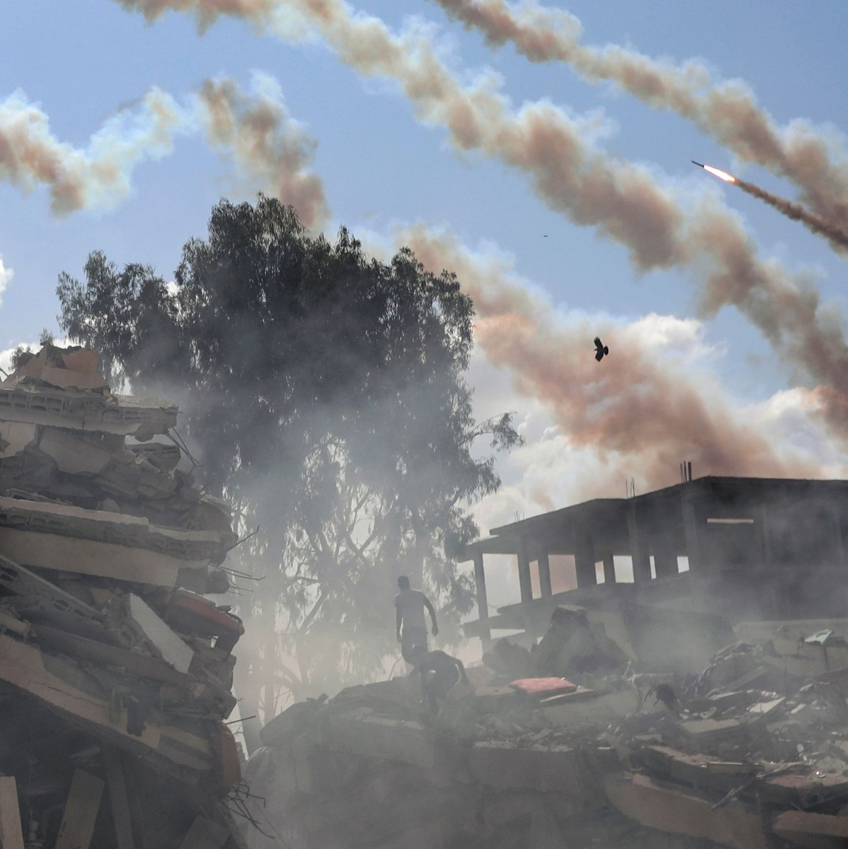 Raketen werden aus dem Gazastreifen hinweg auf Israel abgefeuert. - Foto: Mohammed Dahman/AP