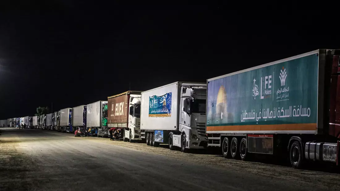 Mit Hilfsgütern beladene Lastwagen warten in der Nähe des Grenzübergangs Rafah in Ägypten auf die Überfahrt nach Gaza. - Bild: Ahmed Gomaa/XinHua/dpa