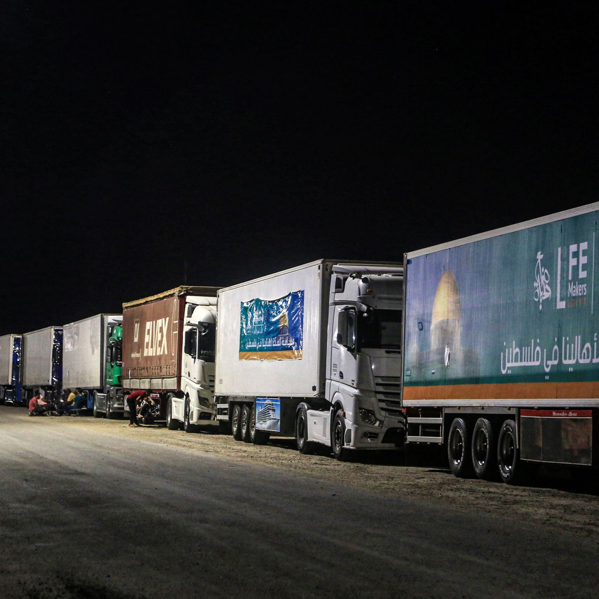 Mit Hilfsgütern beladene Lastwagen warten in der Nähe des Grenzübergangs Rafah in Ägypten auf die Überfahrt nach Gaza. - Foto: Ahmed Gomaa/XinHua/dpa