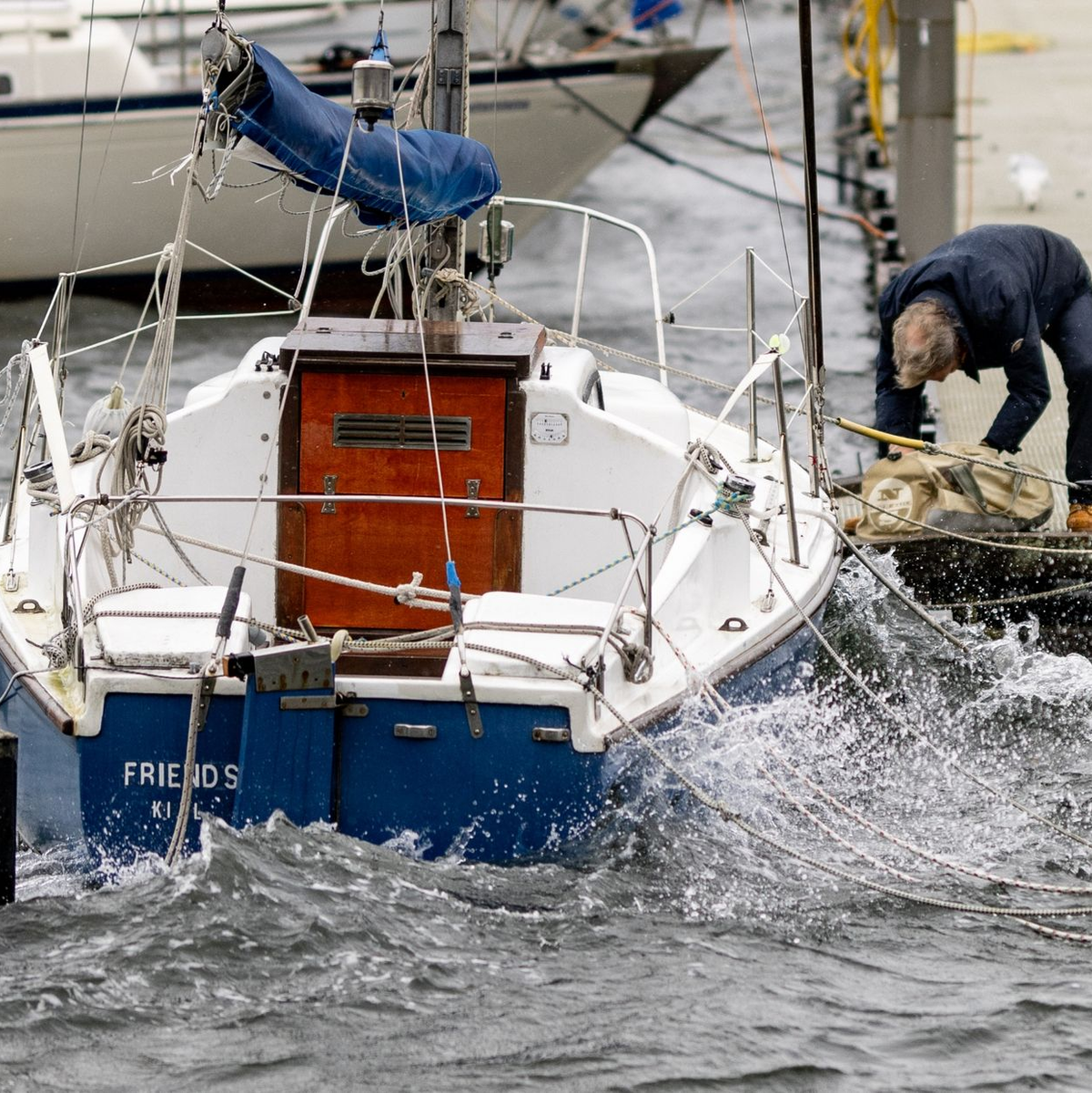 Vorkehrungen an einem Segelboot an der Kieler Förde. - Foto: Axel Heimken/dpa