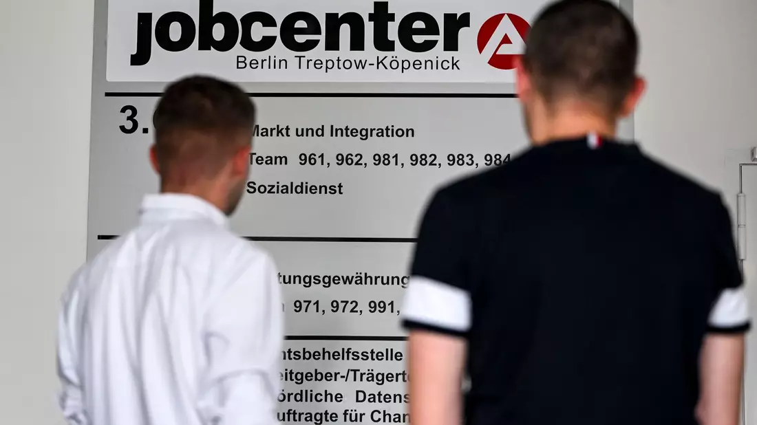 Jobcenter haben auch die Aufgabe, Bürgergeldempfänger wieder auf den Arbeitsmarkt zu bringen. (Archivbild) - Bild: Jens Kalaene/dpa