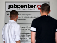Wenn Betroffene eine Arbeitsaufnahme nachhaltig verweigern, kann das Jobcenter das Bürgergeld für maximal zwei Monate streichen. - Foto: Jens Kalaene/dpa