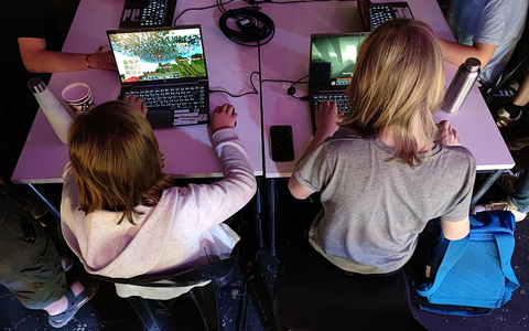 Junge Leute beim Zocken (Archiv) - Foto: über dts Nachrichtenagentur