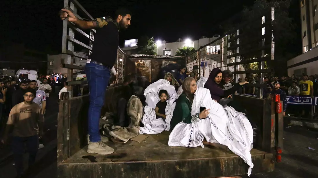 Nach israelischen Luftangriffen auf Gaza-Stadt werden verwundete Palästinenser ins Al-Shifa-Krankenhaus gebracht. - Bild: Abed Khaled/AP