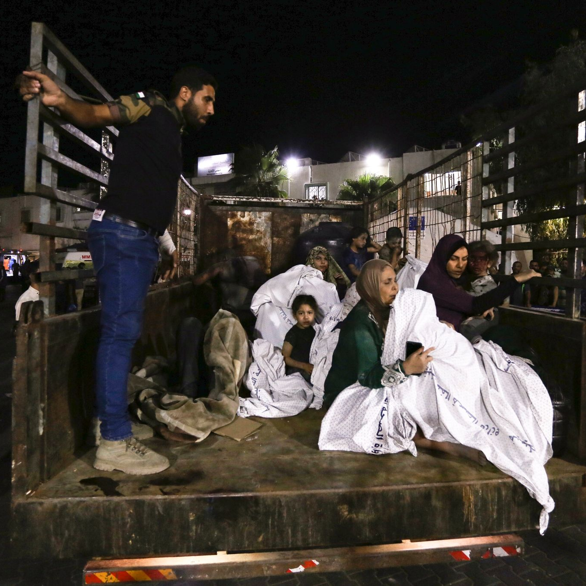 Nach israelischen Luftangriffen auf Gaza-Stadt werden verwundete Palästinenser ins Al-Shifa-Krankenhaus gebracht. - Foto: Abed Khaled/AP