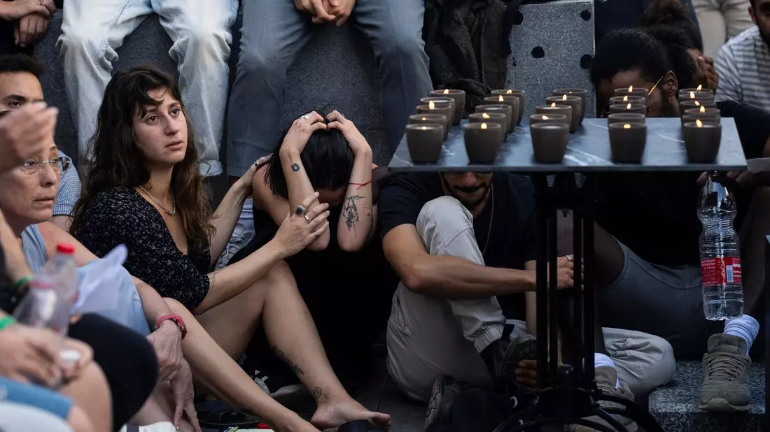 Trauernde nehmen an der Beerdigung eines von Hamas-Terroristen getöteten Israeli teil. - Bild: Petros Giannakouris/AP