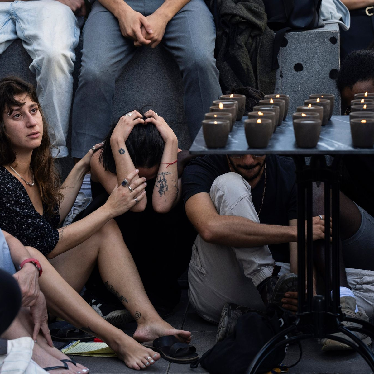 Trauernde nehmen an der Beerdigung eines von Hamas-Terroristen getöteten Israeli teil. - Foto: Petros Giannakouris/AP