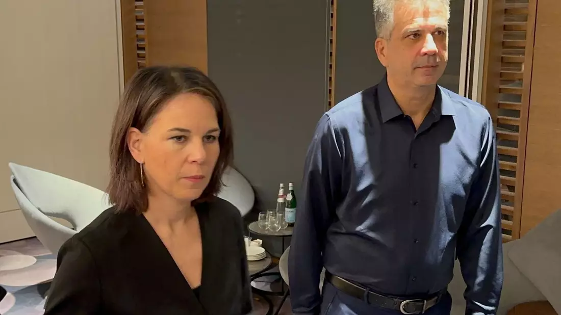 Annalena Baerbock trifft den Oppositionspolitiker Benny Gantz. - Bild: Jörg Blank/dpa