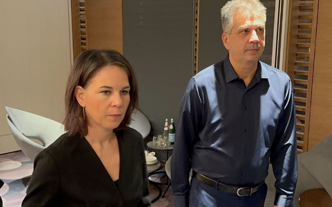 Annalena Baerbock trifft den Oppositionspolitiker Benny Gantz. - Foto: Jörg Blank/dpa