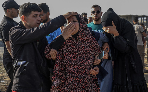 Menschen trauern in Rafah im Gazastreifen um Angehörige, die bei einem israelischen Luftangriff auf ihr Haus getötet wurden. - Foto: Abed Rahim Khatib/dpa