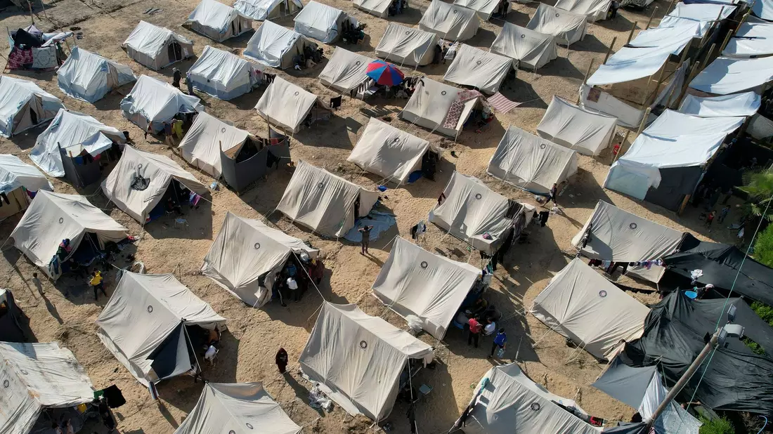 Von den Vereinten Nationen bereitgestellte Zelte in Chan Junis. - Bild: Ashraf Amra/AP